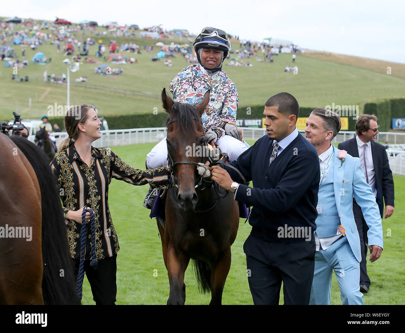 Khadijah Mellah dopo aver vinto la Coppa di Magnolia su Haverland durante il giorno tre del Qatar Goodwood Festival di Goodwood Racecourse, Chichester. Foto Stock