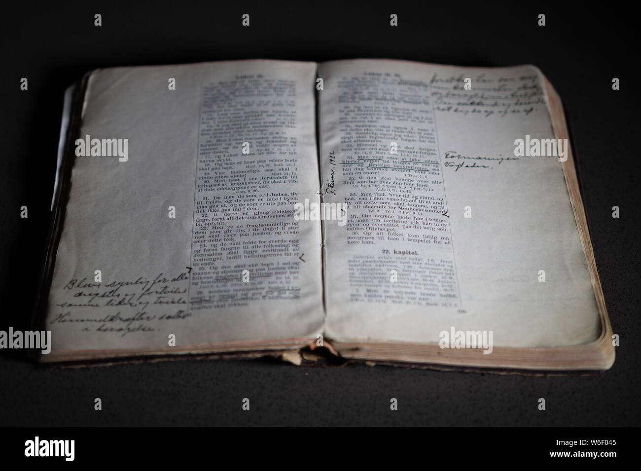 Aperto Vintage Bibbia norvegese Foto Stock