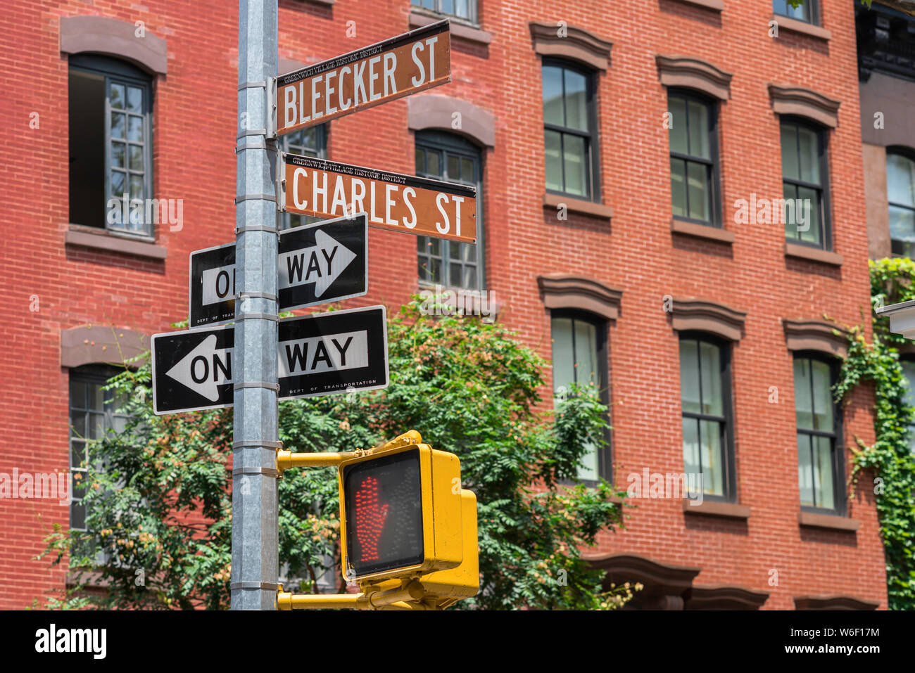 New York Greenwich Village, vista delle indicazioni per Bleeker Street e Charles Street nel centro dell'area del West (Greenwich) Village di New York City. Foto Stock