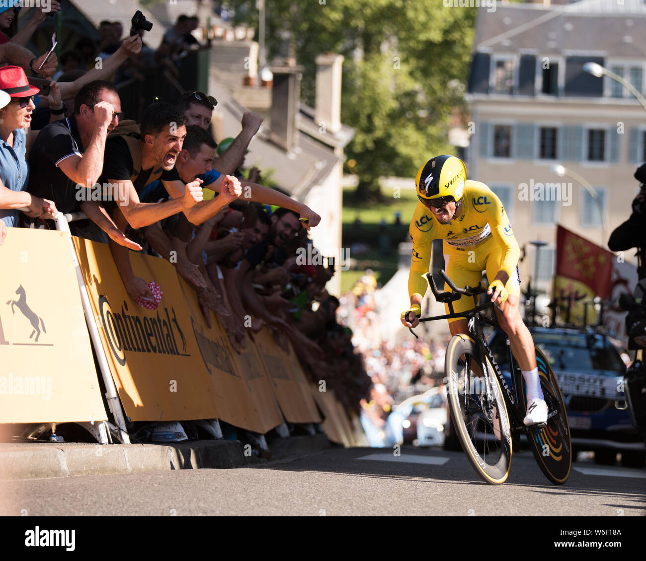 Julian Alaphilippe alimentando il suo modo di una solida vittoria conquistando il 2019 Le Tour de France Pau tempo Fase di prova Foto Stock