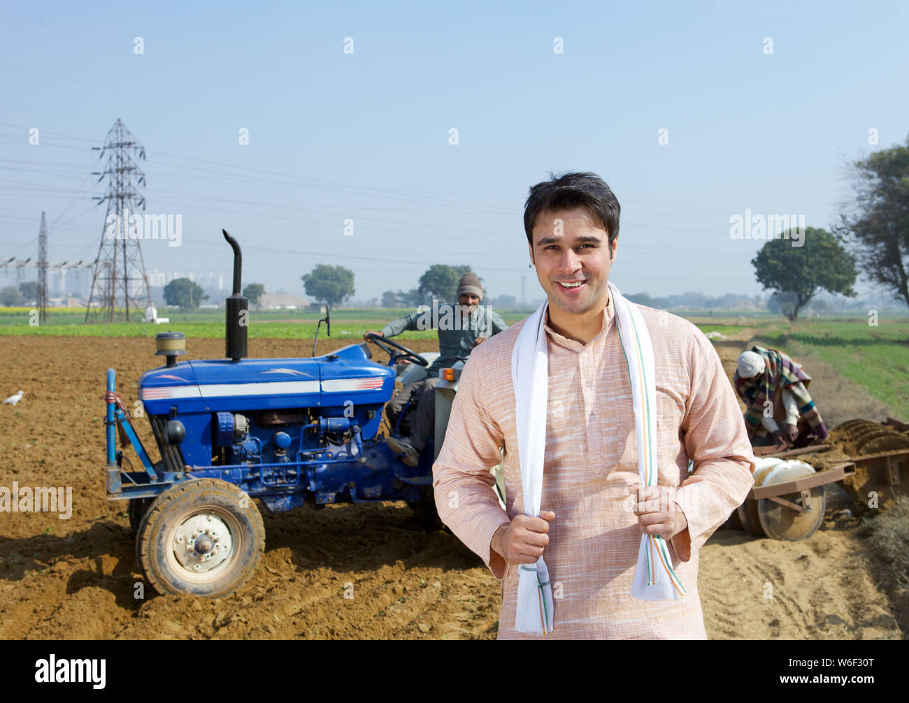 Agricoltore in piedi in un campo Foto Stock