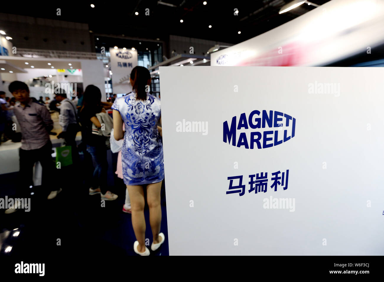 --FILE -- la gente visita lo stand di automobilistico italiano fornitore Magneti Marelli durante il XVI Shanghai industria automobilistica internazionale mostra, k Foto Stock