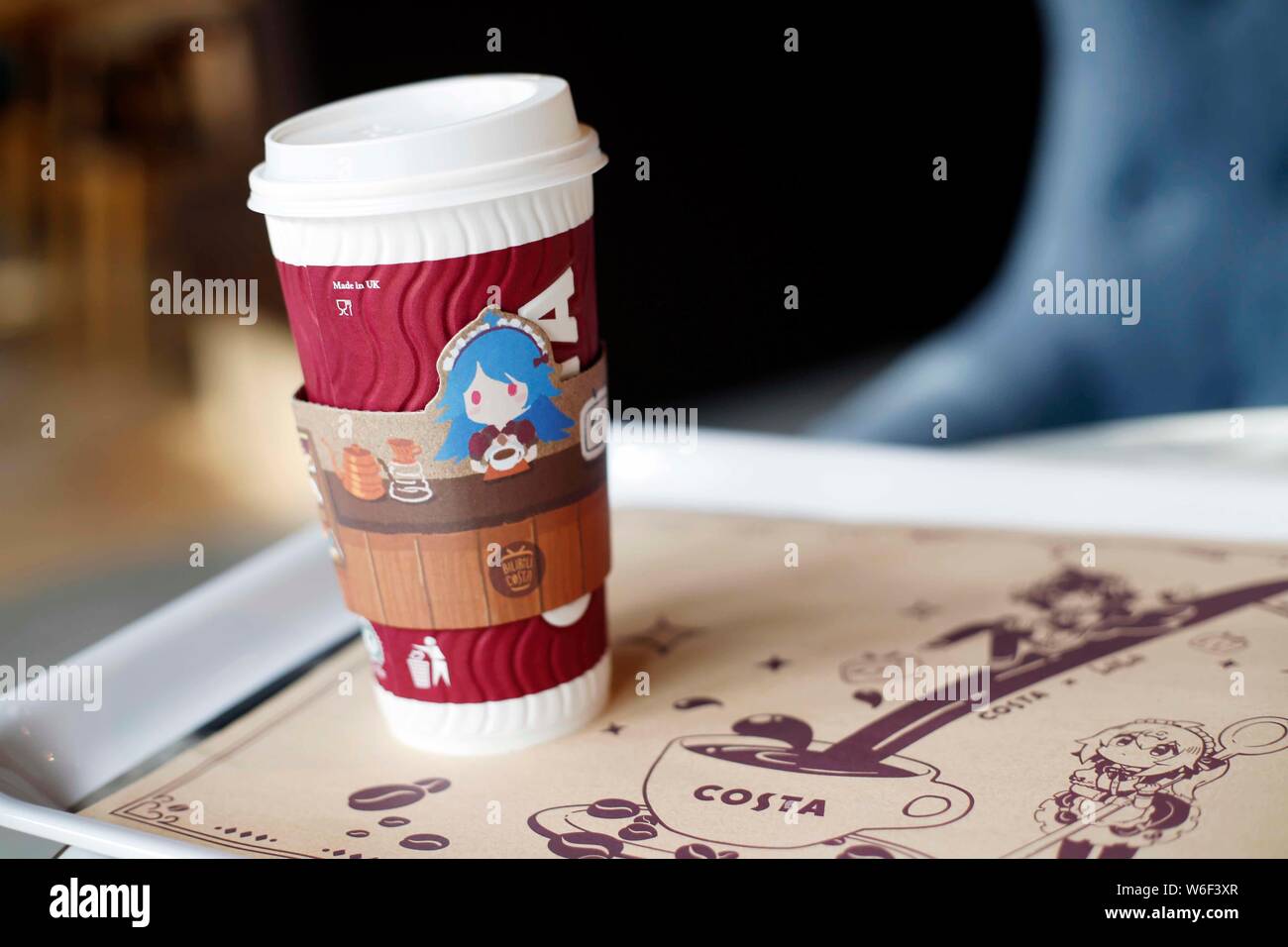 Vista di una tazza di caffè al caffè Costa del primo cafe ispirato  Bilibili, un leader cinese di video-sharing sito web streaming a tema le  anime, comi Foto stock - Alamy