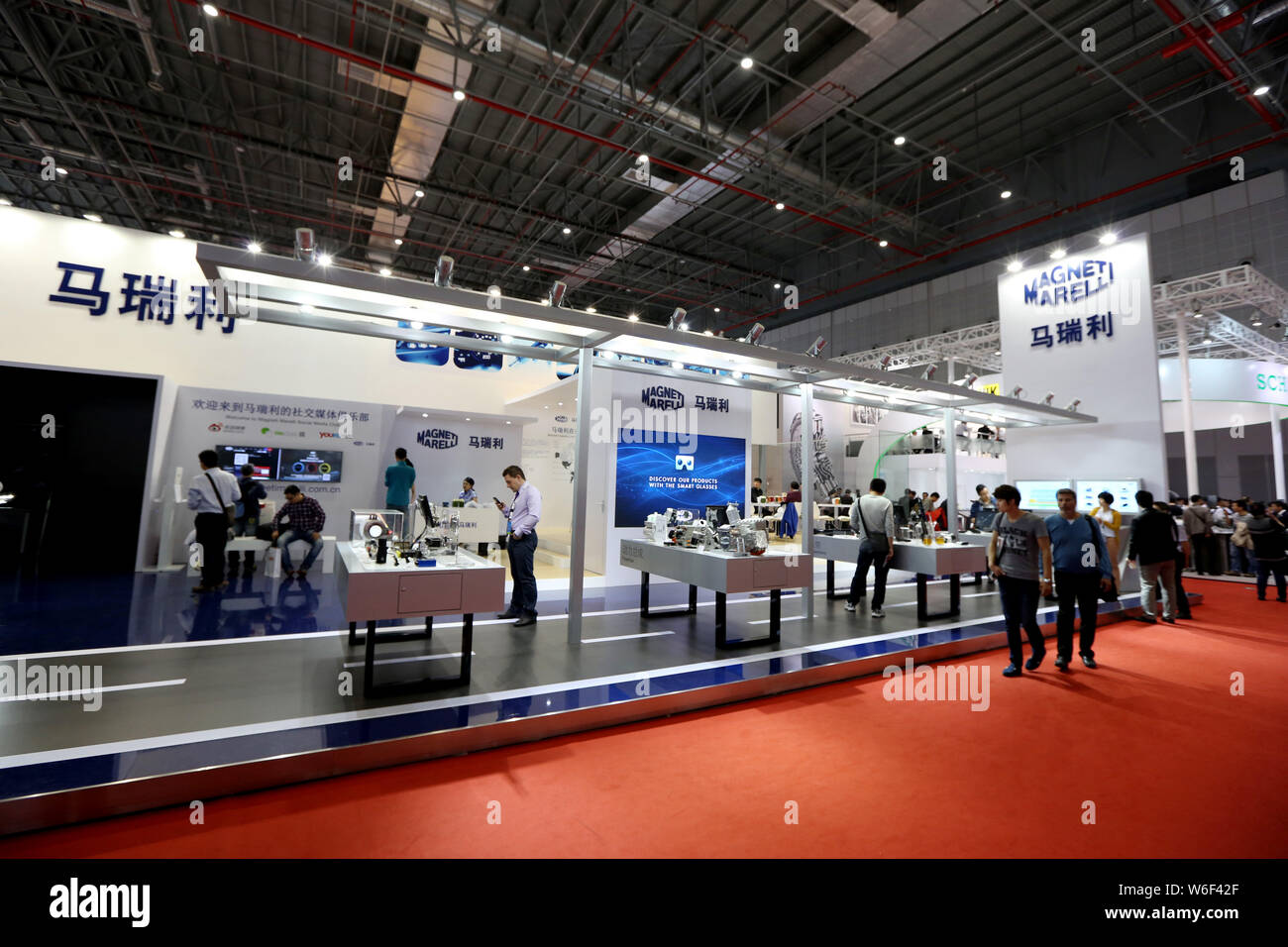 --FILE -- la gente visita lo stand di automobilistico italiano fornitore Magneti Marelli durante il XVI Shanghai industria automobilistica internazionale mostra, k Foto Stock