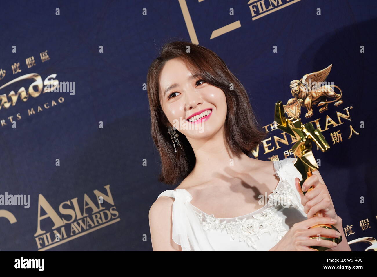 Corea del Sud la cantante e attrice Lim Yoon-ah, meglio noto come Yoona, Corea del Sud gruppo pop Girls' Generazione pone con il suo trofeo dopo aver vinto th Foto Stock