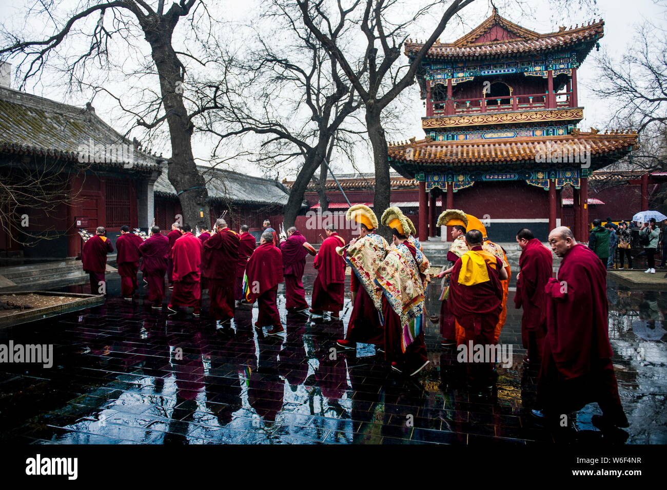 I lama sono visti presso il Tempio Yonghe, noto anche come Yonghe Lamasery o il Tempio dei Lama, durante una nevicata a Pechino in Cina, 17 marzo 2018. Foto Stock