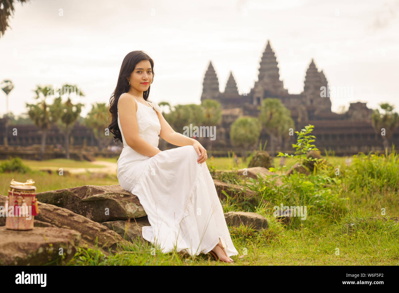 Emancipated asiatica donna solista traveler ad esplorare il tempio di Angkor Wat, Siem Reap, Cambogia in abito bianco Foto Stock