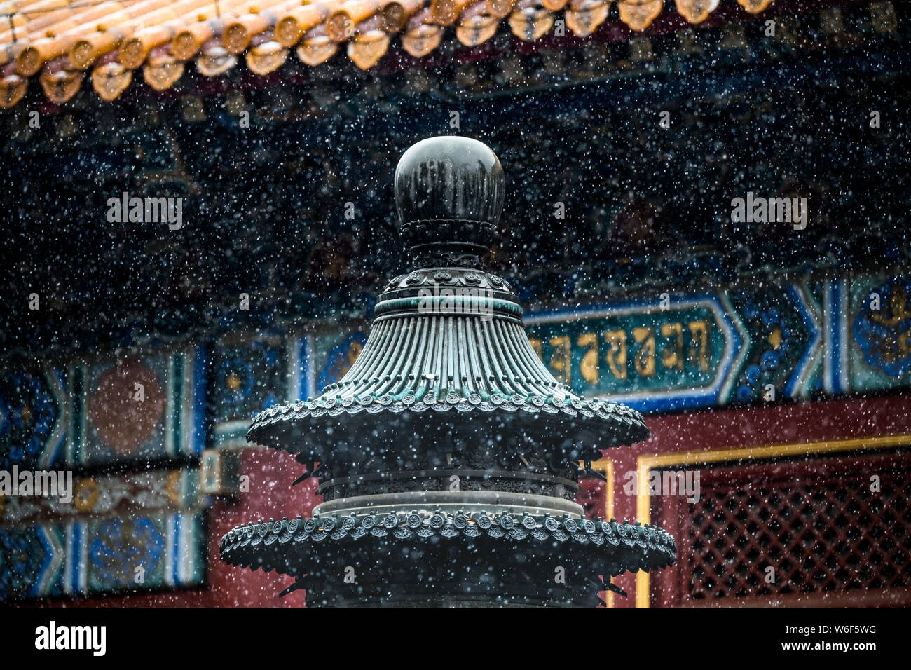 Vista interna del Tempio Yonghe, noto anche come Yonghe Lamasery o il Tempio dei Lama, durante una nevicata a Pechino in Cina, 17 marzo 2018. Foto Stock