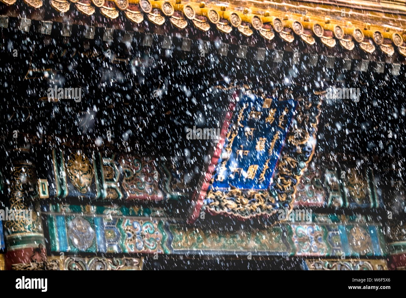 Vista interna del Tempio Yonghe, noto anche come Yonghe Lamasery o il Tempio dei Lama, durante una nevicata a Pechino in Cina, 17 marzo 2018. Foto Stock