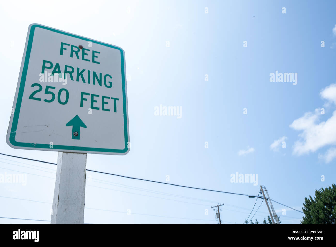 Parcheggio gratuito segno, avvisi ai conducenti di spazi di parcheggio gratuito in 250 piedi Foto Stock
