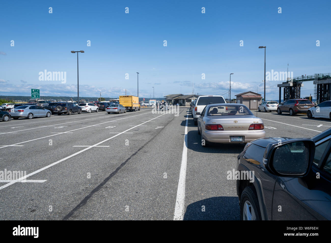 Coupeville, Washington - Luglio 6, 2019: Automobili attendere nelle corsie a bordo della Coupeville a Port Townsend Ferry nello Stato di Washington per ottenere da Whidbey Isla Foto Stock