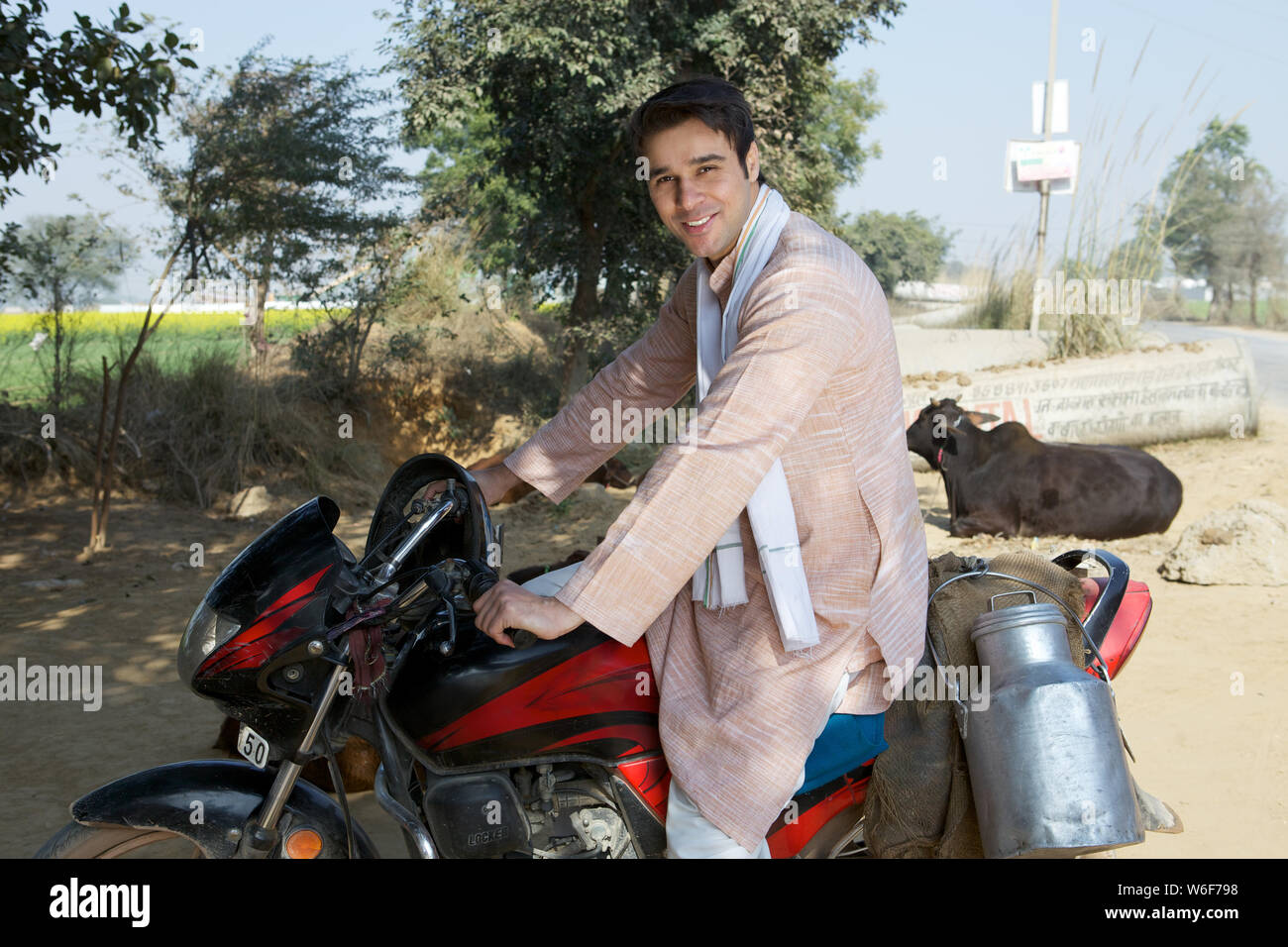 Lattaio consegnare latte su una motocicletta Foto Stock Lattaio consegnare latte su una motocicletta Foto Stock