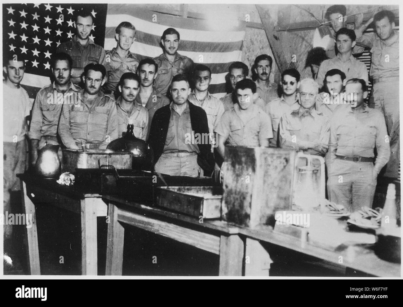 Americani prigionieri di guerra celebrare il 4 di luglio in giapponese campo di prigionia di Casisange in Malaybalay, sull isola di Mindanao, Filippine. Essa è stata contro regolamenti giapponesi e scoperta avrebbe significato la morte, ma gli uomini hanno celebrato l'occasione comunque.; Note Generali: Utilizzo di guerra e di conflitto numero 1301 quando si ordina una riproduzione o la richiesta di informazioni su questa immagine. Foto Stock