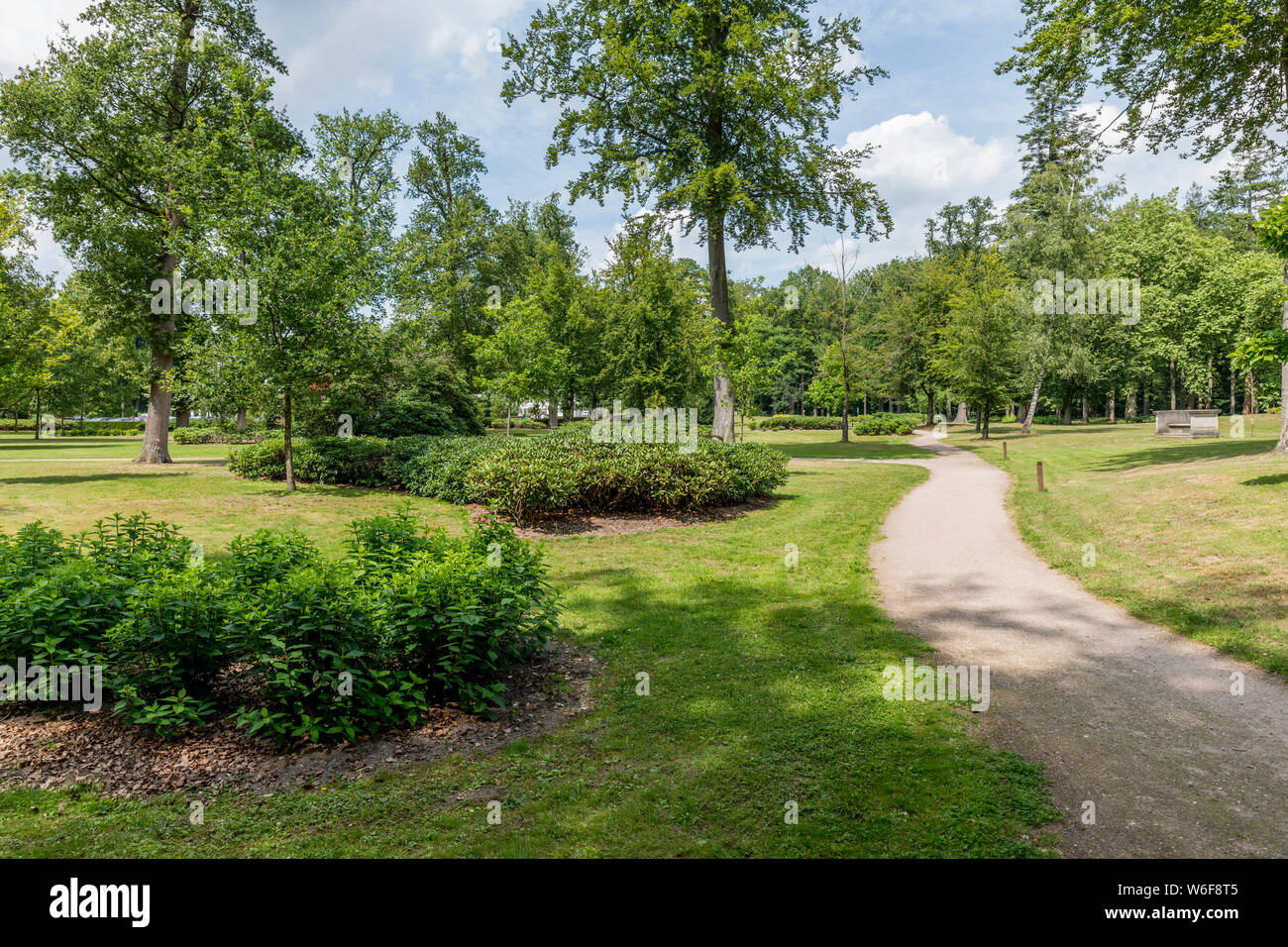 Grande giardino con prato verde e il percorso per passeggiate Foto Stock