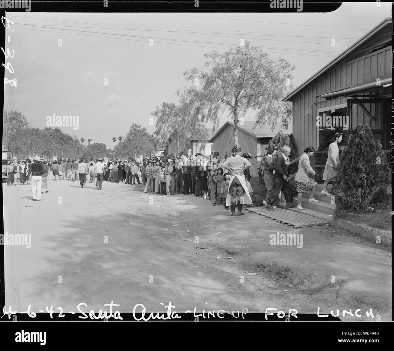 Arcadia, California. Stile Cafeteria garantisce la tempestività nel servire i pasti a Santa Anita montaggio ce . . .; Portata e contenuto: tutta la didascalia per questa fotografia si legge: Arcadia, California. Stile Cafeteria garantisce la tempestività nel servire i pasti a Santa Anita il centro di raccolta per gli sfollati di ascendenza giapponese. Passando nella sala da pranzo per il pranzo. Nella piccola sala da pranzo, più di 2000 i pasti sono serviti in meno di un'ora. Gli sfollati sono trasferiti in seguito per War Relocation Authority centri per la durata. Foto Stock