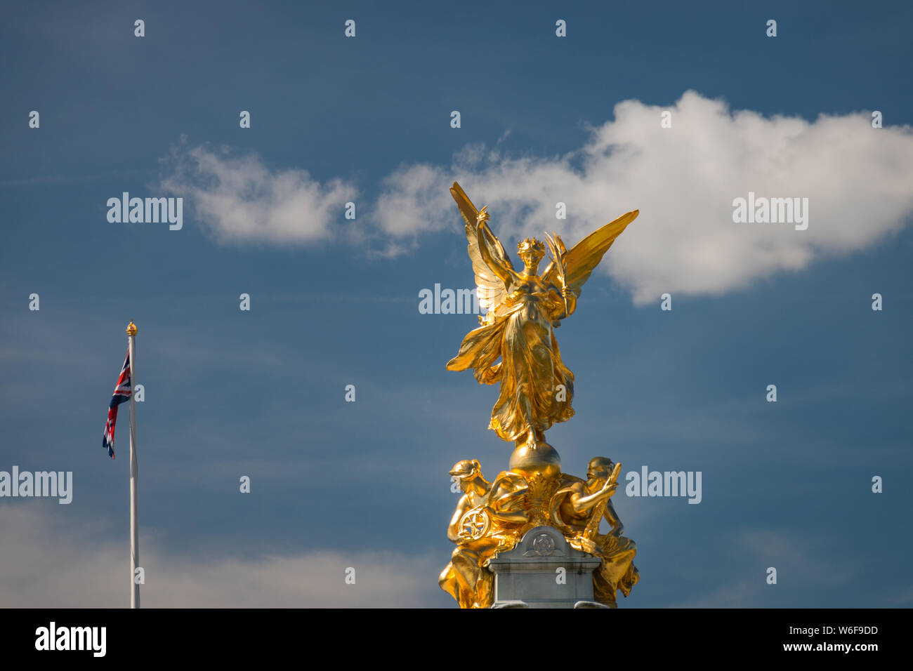 Statua dorata sulla sommità del Victoria Memorial davanti a Buckingam Palace di Londra, Inghilterra Foto Stock