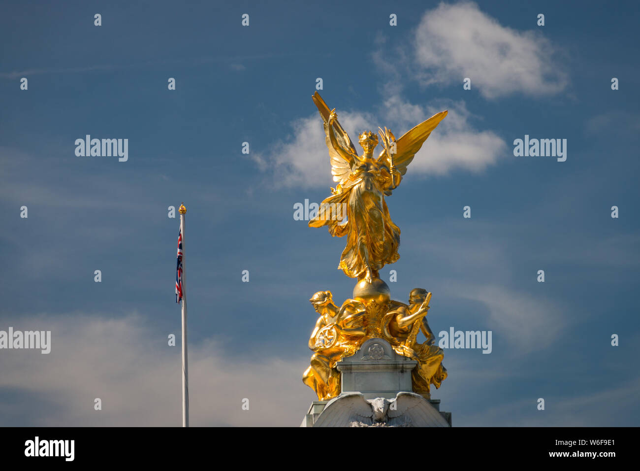 Statua dorata sulla sommità del Victoria Memorial davanti a Buckingam Palace di Londra, Inghilterra Foto Stock