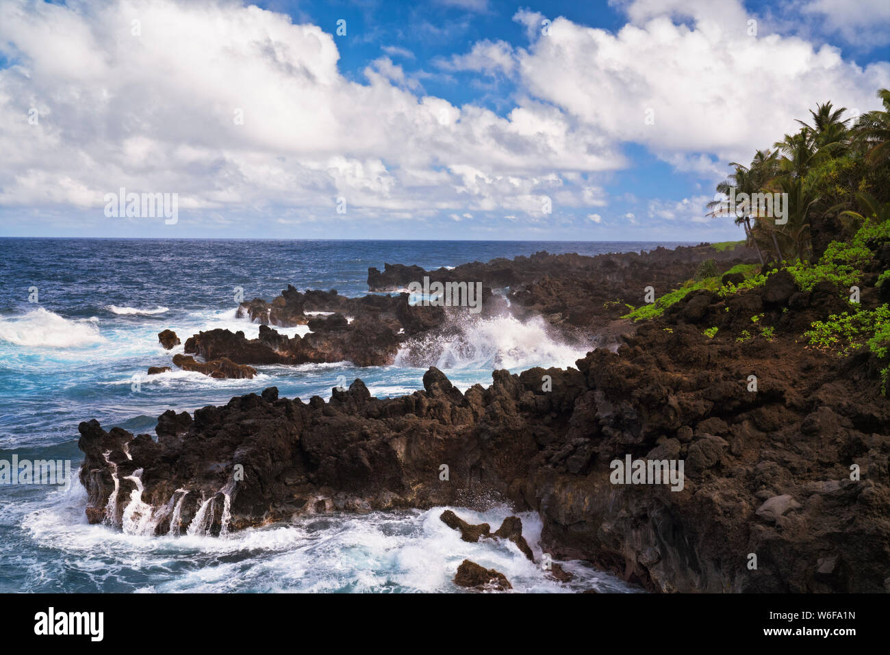 Waikani superiore cade tra la lussureggiante foresta pluviale è una delle tante cascate che si trova lungo la strada di Hana Hawaii sull'Isola di Maui. Foto Stock