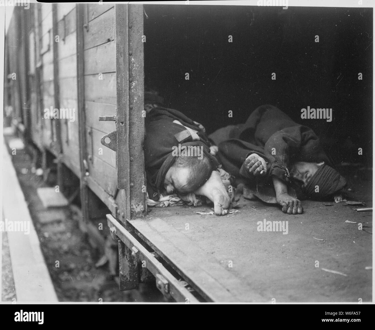 Presso la porta del vagone ferroviario può essere visto i corpi di 3 prigionieri politici, shot mentre cercavano di fuggire dal massacro a Seeshaupt. Tutti i prigionieri sul treno sono stati uccisi da pistole di macchina a mani di SS truppe. Germania; Note Generali: Utilizzo di guerra e di conflitto numero 1116 quando si ordina una riproduzione o la richiesta di informazioni su questa immagine. Foto Stock