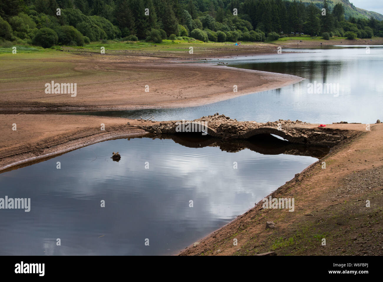 Llwyn sul serbatoio, South Wales, Regno Unito. 1 agosto, 2019. Regno Unito: meteo con la continua ondata di caldo nelle scorse settimane, il serbatoio ha impoverito e scoperto un vecchio ponte normalmente subacquea, Pont Yr Daf. Essa era in uso prima che il serbatoio per la costruzione. Credito: Andrew Bartlett/Alamy Live News Foto Stock