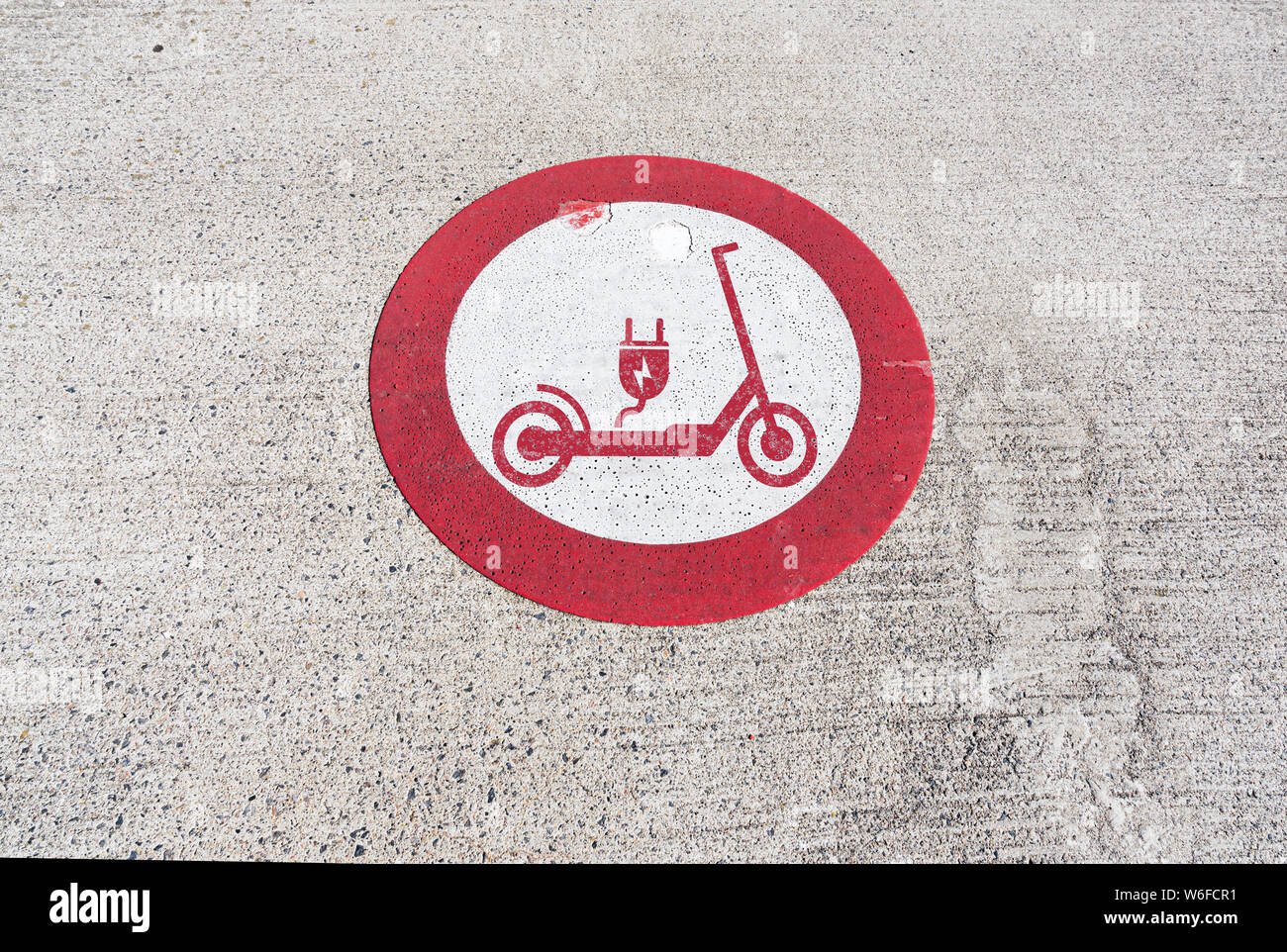 No scooter elettrici ammessi segno di divieto su pavimentazione stradale, e-scooter vietati Foto Stock