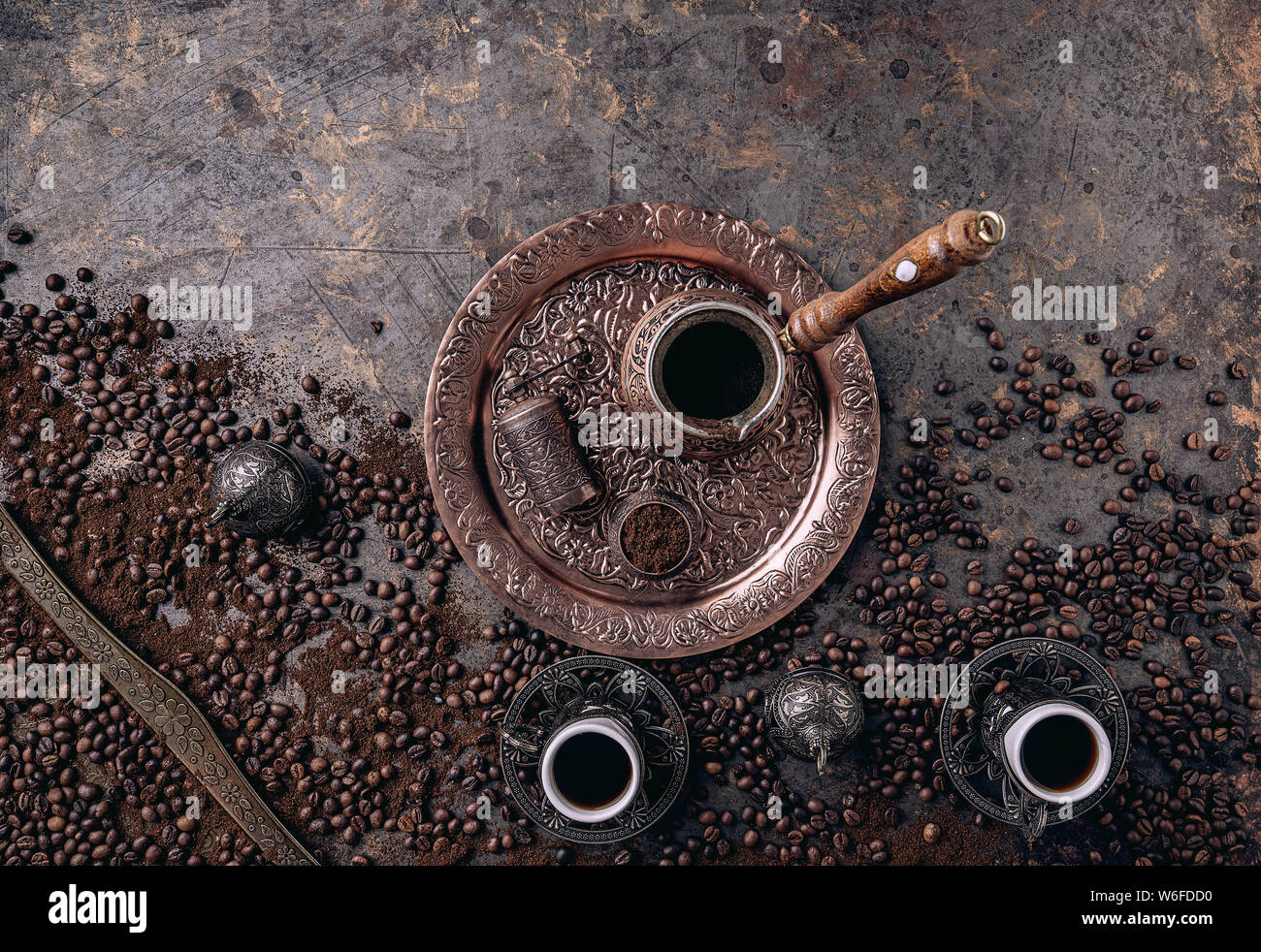 Caffè in metallo tradizionale turco tazze, laici piatta Foto Stock