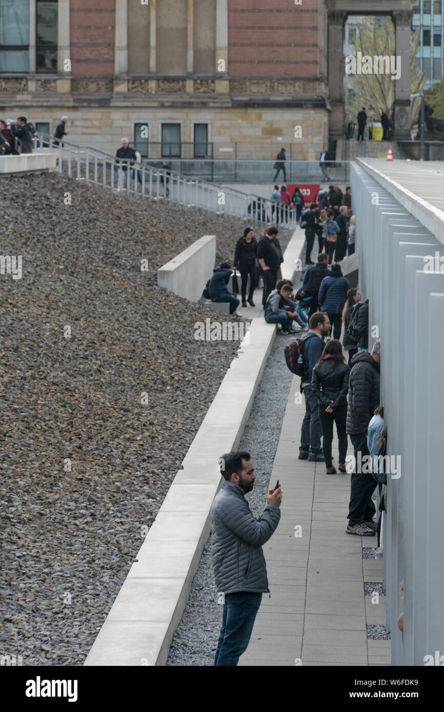 Berlino, Germania - 26 settembre 2018: verso il basso prospettica di turisti fotografare e seduto in un corridoio con una temporanea esposizione all'aperto Foto Stock