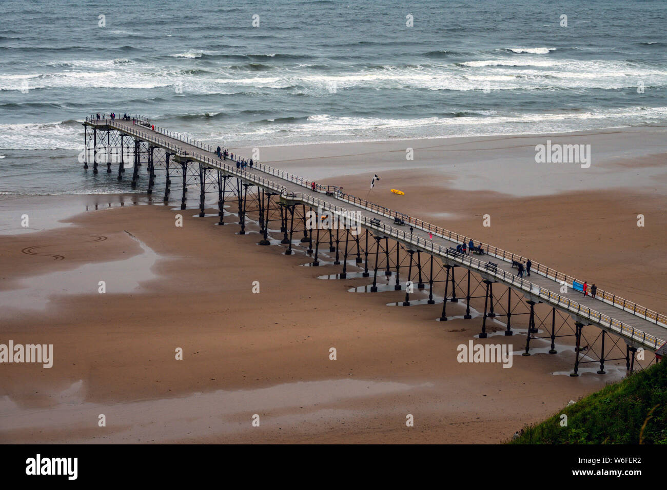 Pier e scarsa estate meteo, Agosto, Saltburn dal mare, North Yorkshire, Inghilterra Foto Stock