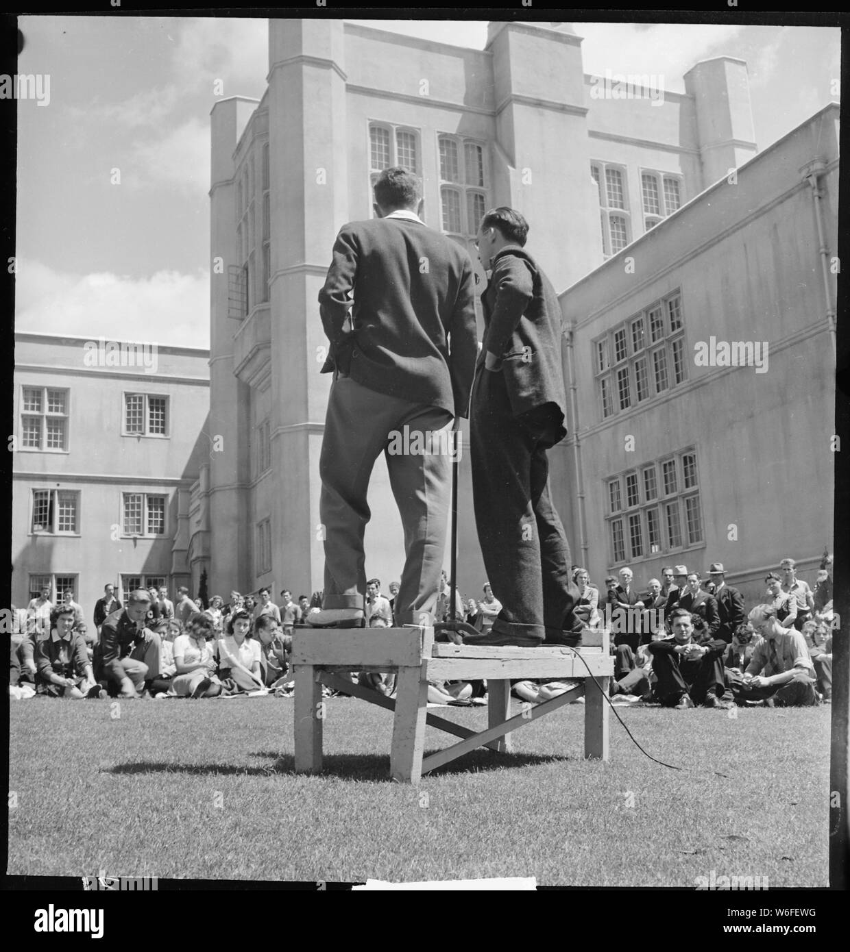 Berkeley, California. Università di California Forum di Prato. Ed Howden, Presidente e uno studente commentando Roosevelt della politica estera. Gli altoparlanti sono stati generalmente contro questa politica Foto Stock