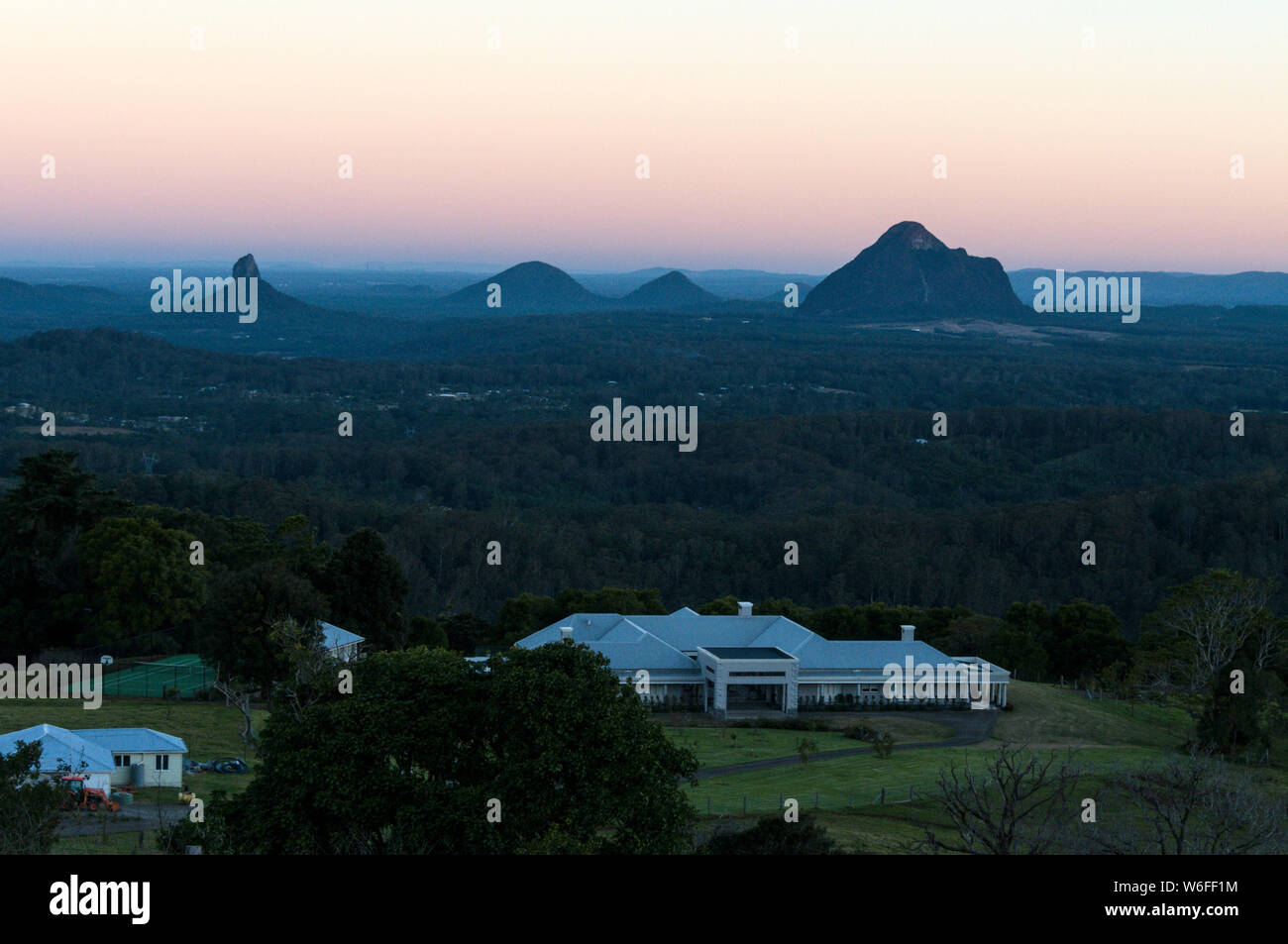 Il sole invernale impostazione sulla casa di vetro montagne dell'entroterra del Queensland, Australia. Queste montagne sono stati nominati dopo R.N il Capitano James Cook o Foto Stock