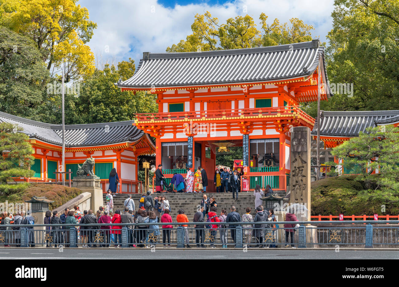 Nishiromon Gate del santuario Yasaka (Yasaka-jinja), il quartiere di Gion, Kyoto, Giappone Foto Stock