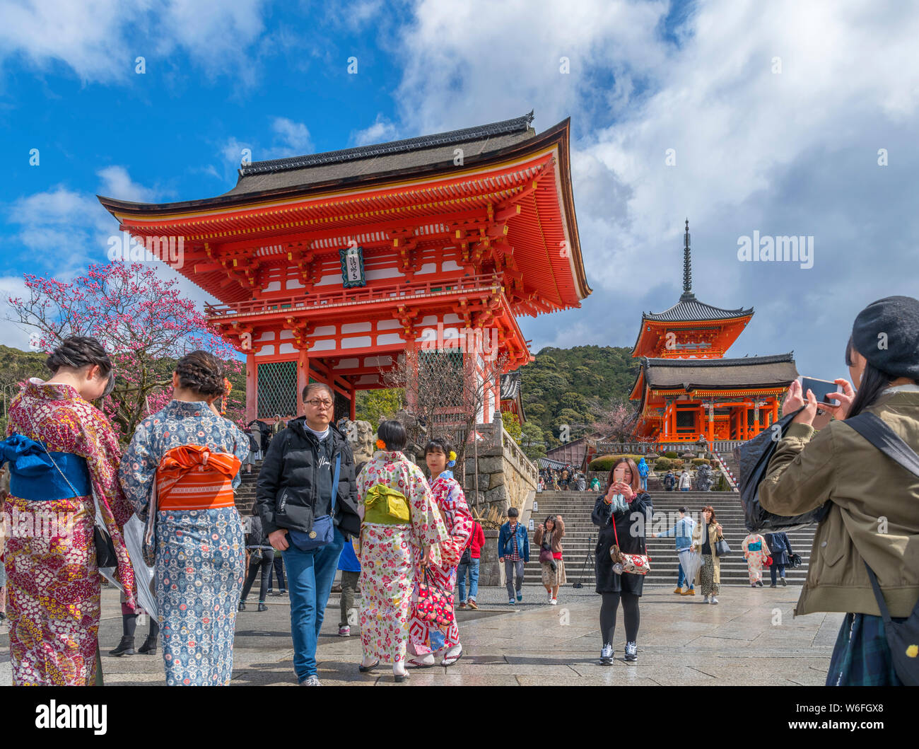 I turisti scattano fotografie di fronte al cancello ovest al Kiyomizudera (Kiyomizu-dera), un tempio buddista nel sud Higashiyama, Kyoto, Giappone Foto Stock