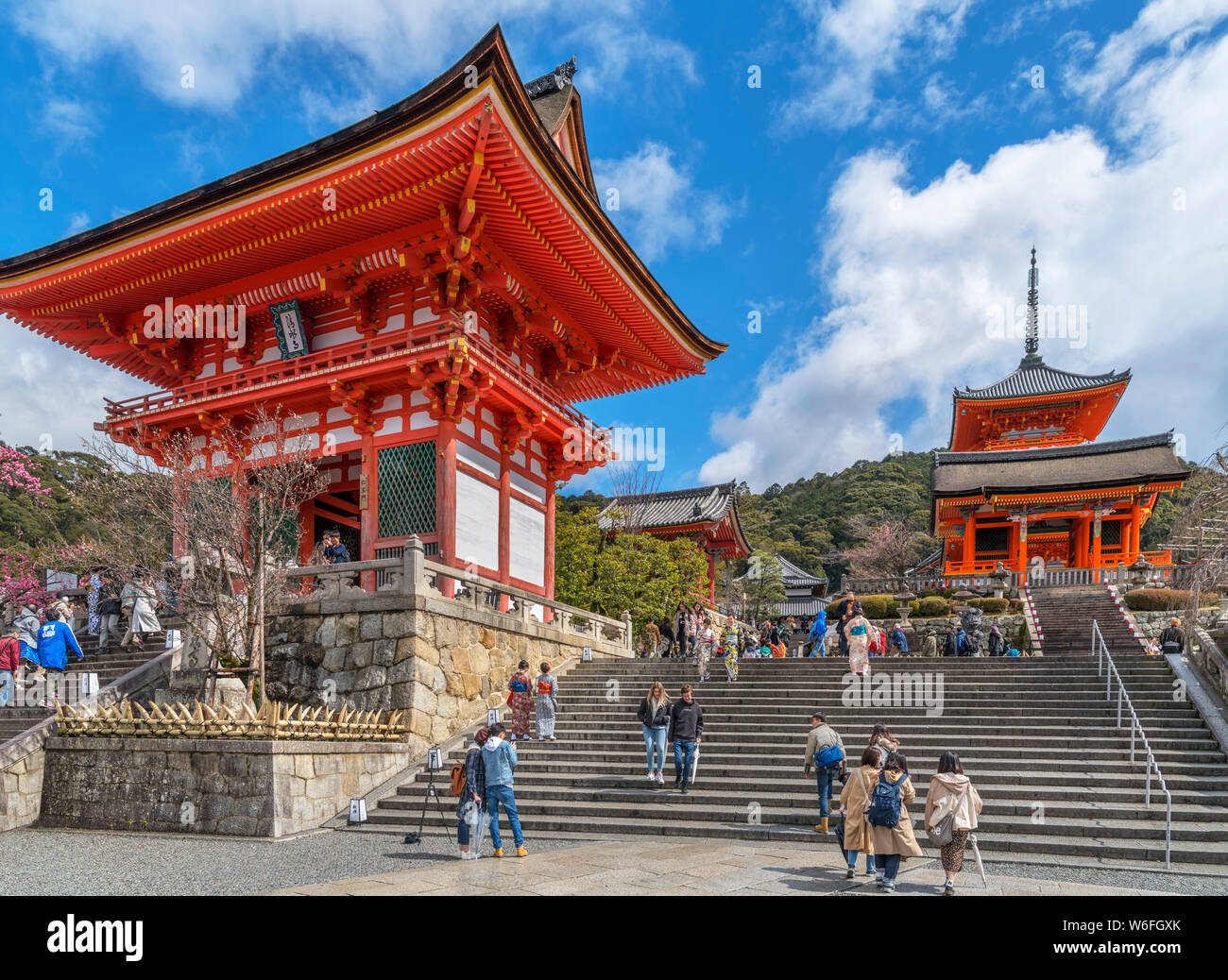 Il West Gate a Kiyomizudera (Kiyomizu-dera), un tempio buddista nel sud Higashiyama, Kyoto, Giappone Foto Stock