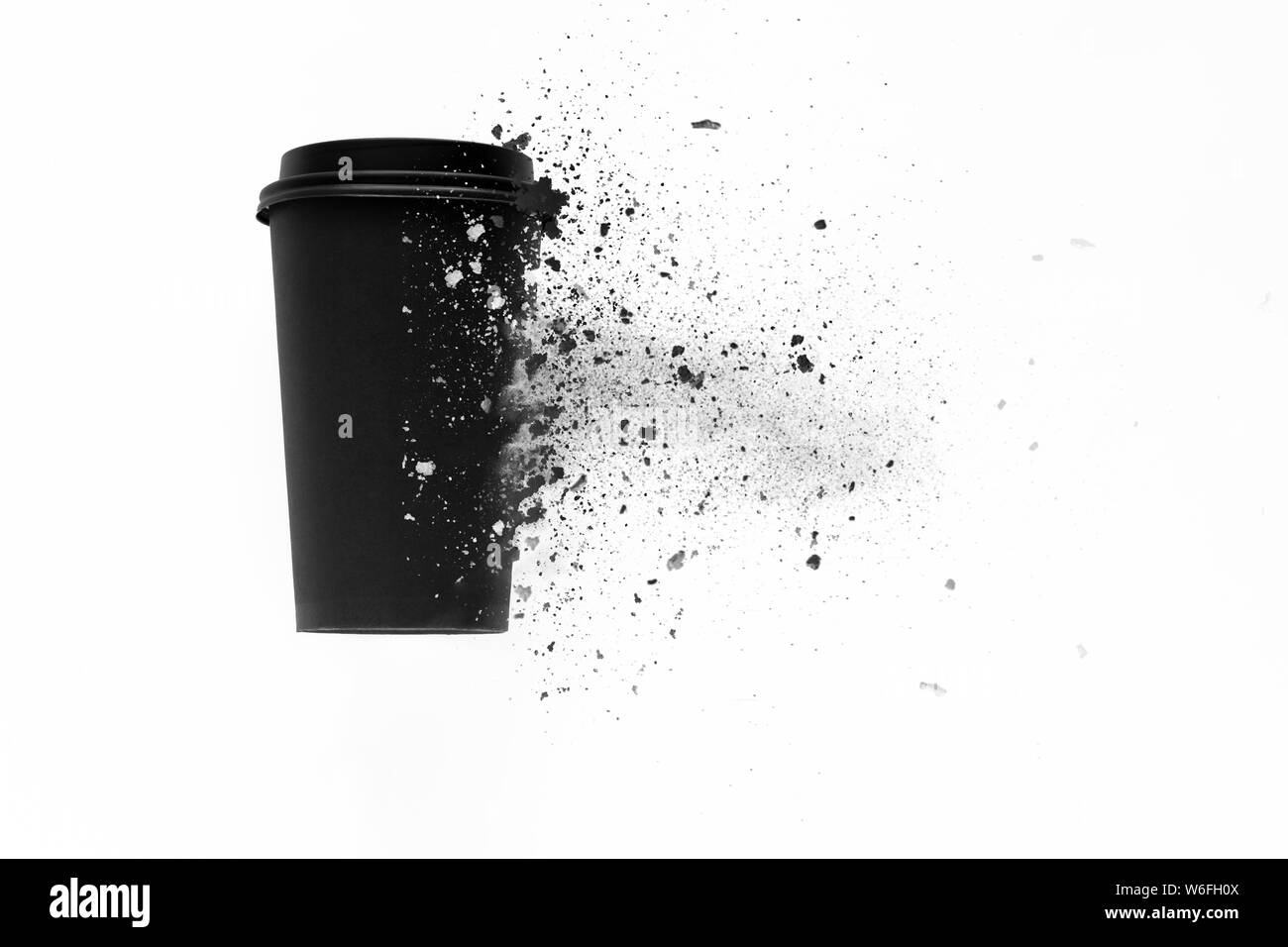 Vista superiore del monouso tazza di caffè viene decomposto in piccoli pezzi, concetto ecologico Foto Stock