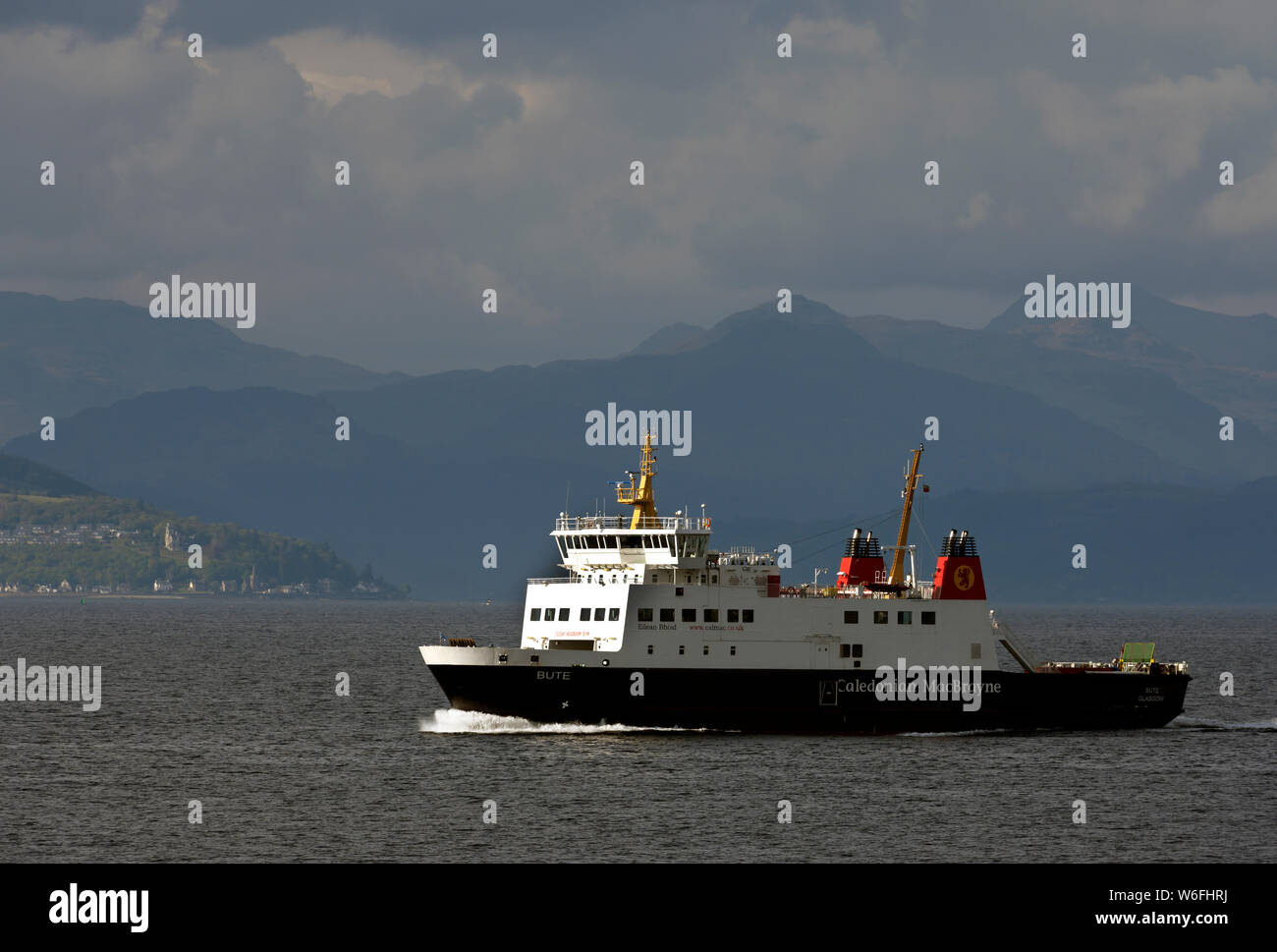 Caledonian MacBrayne traghetto per auto MV Bute avvicinandosi verso il punto sulla rotta da Wemyss Bay a Rothesay, Isle of Bute, Scotland, Regno Unito. Foto Stock