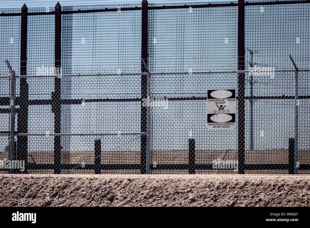 Il muro di confine nella città di El Paso, Texas avverte di pericolose correnti nel canalizzati Rio Grande. Foto Stock