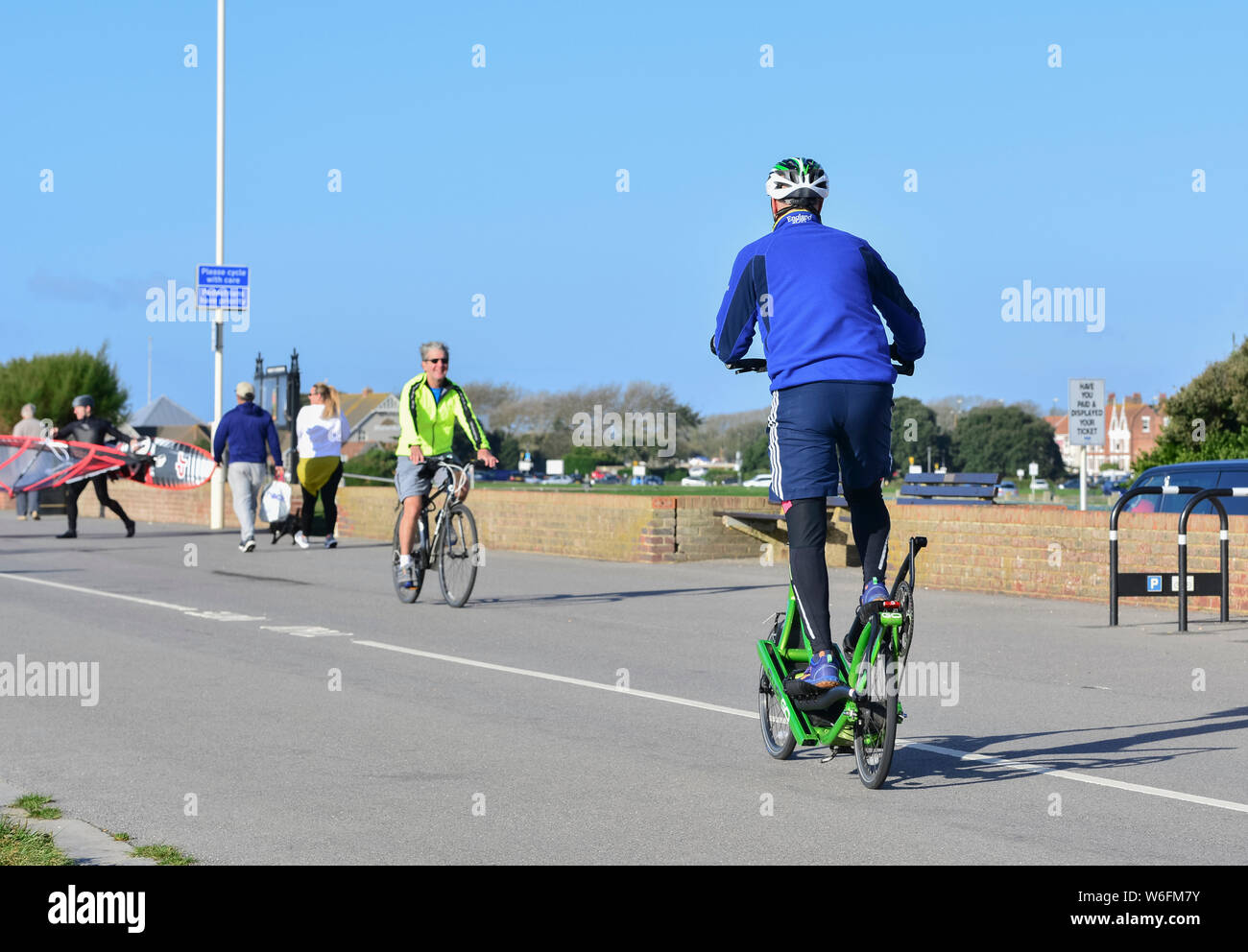 Uomo che cavalca un ElliptiGO bici ellittica NEL REGNO UNITO. Uomo in bicicletta su un Ellipti andare in bicicletta ellittica. Foto Stock