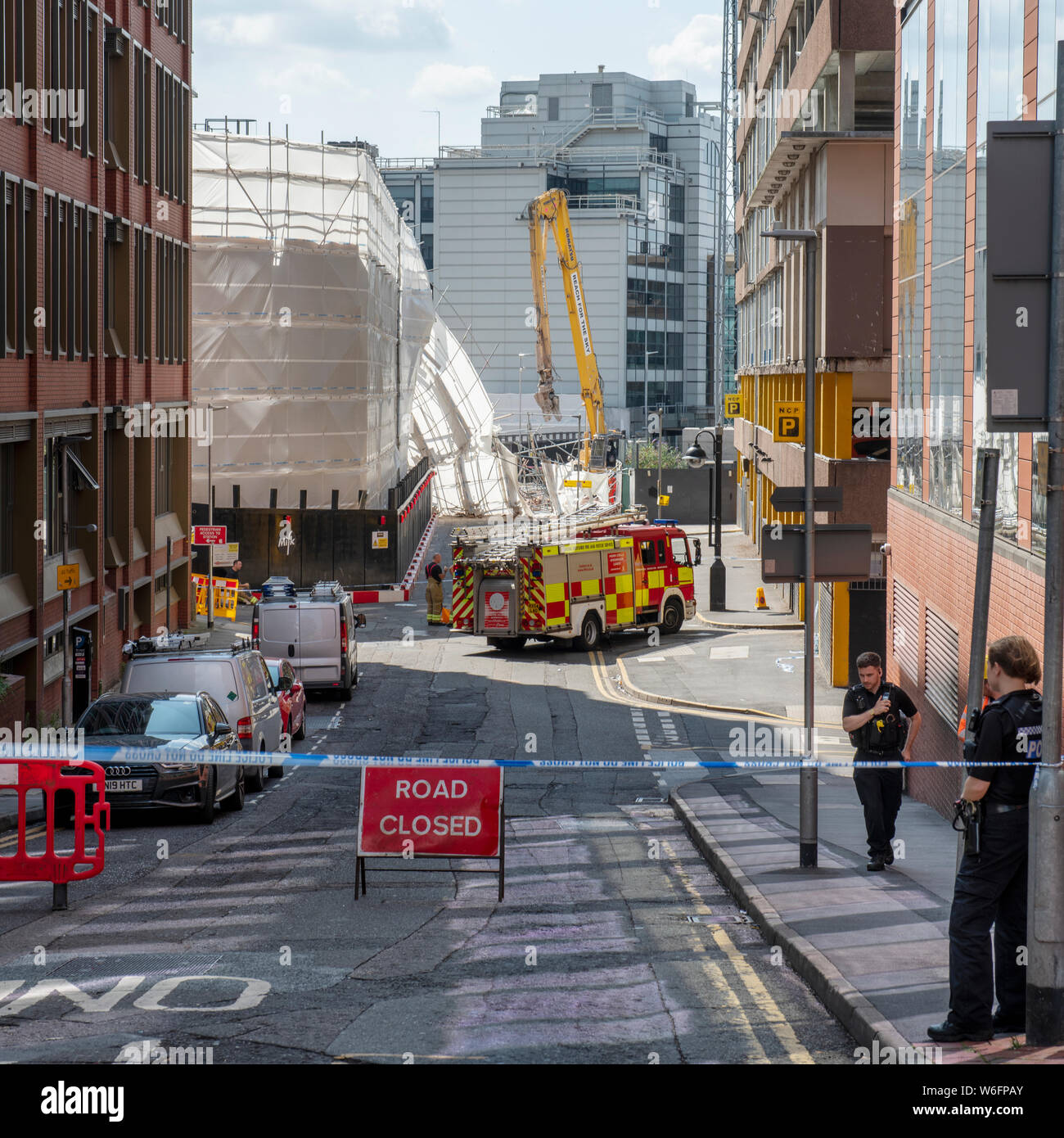 Reading, Berkshire, Regno Unito. 1 agosto, 2019. Incidente a demolizione di opere Garrard Street Reading quando una parete essendo demolita crollato sul ponteggio il ferimento di almeno due persone. Credito: David Hammant/Alamy Live News Foto Stock