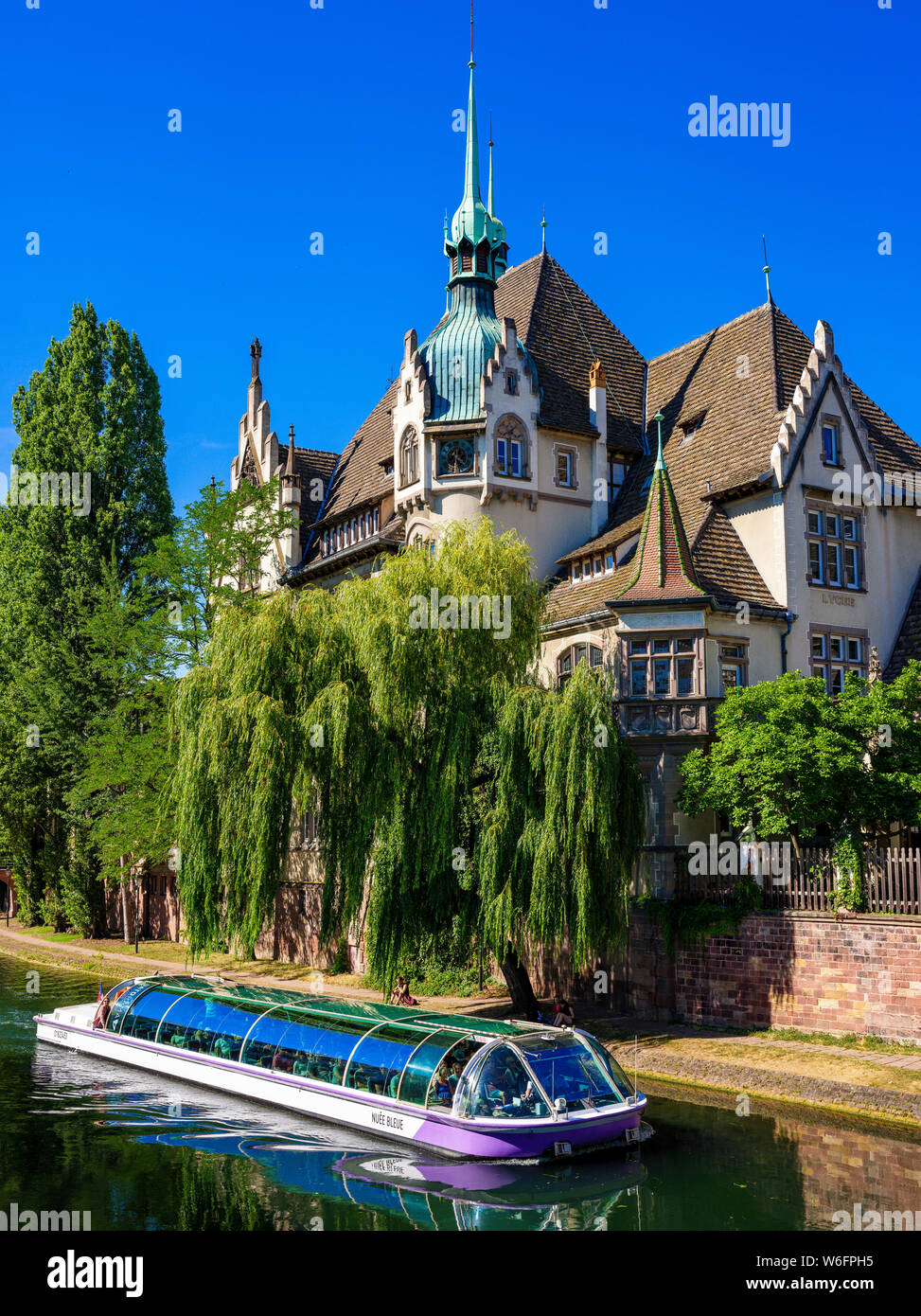 Batorama Escursione crociera in barca sul canale, Lycée des Pontonniers internazionali di alta scuola, Strasburgo, Alsazia, Francia, Europa Foto Stock