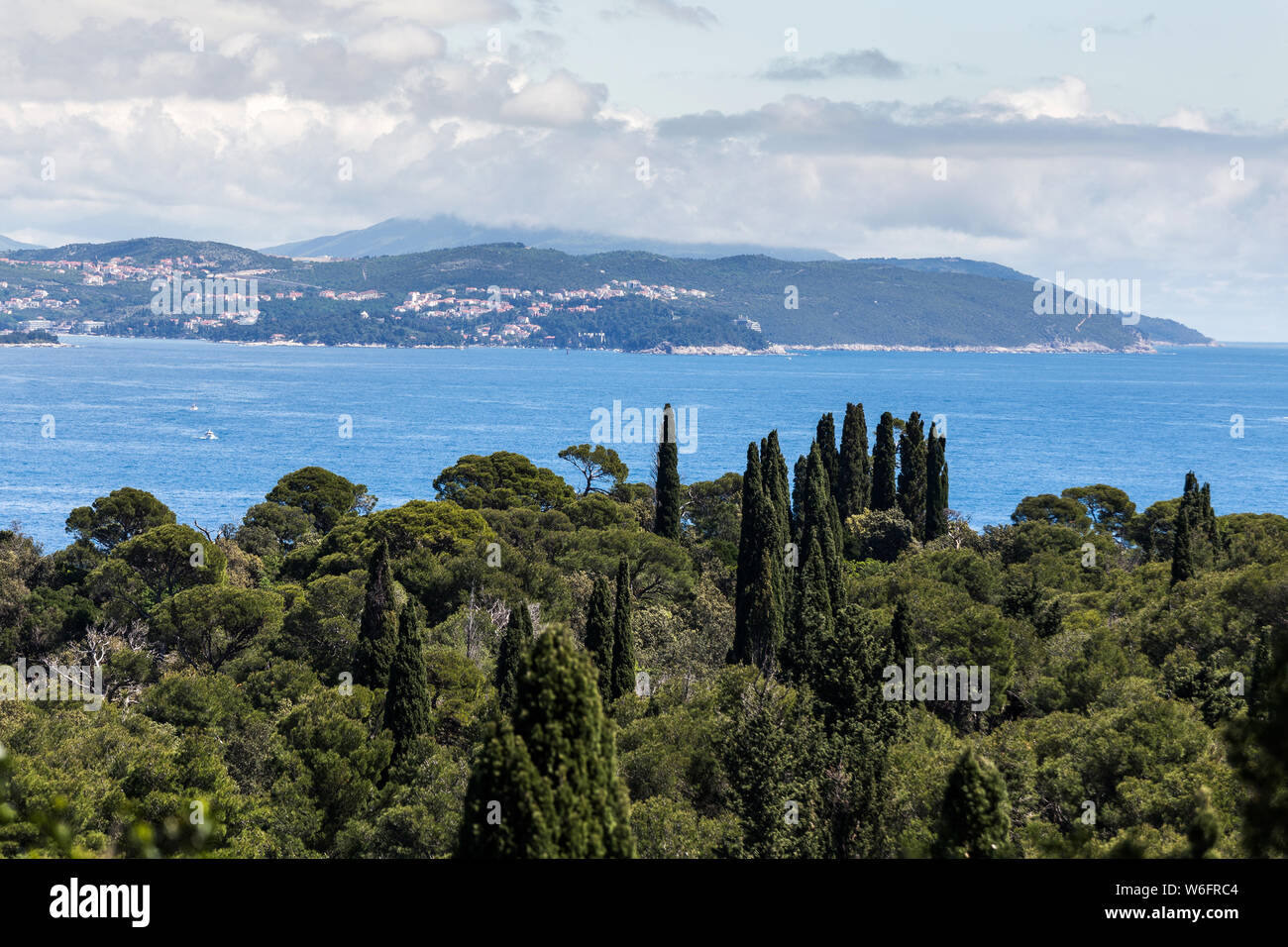 05 maggio 2019, Dubrovnik, Croazia. Panoramica della costa croata forma isola di Lokrum. Foto Stock