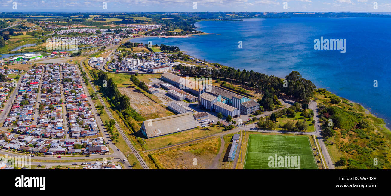 Vista aerea della città di Llanquihue in una giornata di sole. è possibile vedere come le famiglie vivono insieme con le industrie Foto Stock