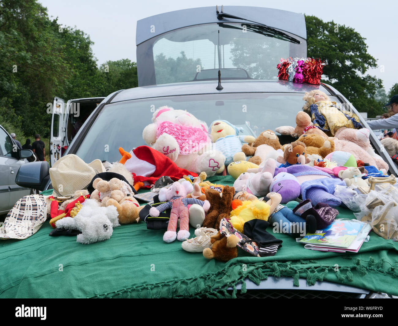 Una collezione di giocattoli di peluche per la vendita sul cofano del  motore di un'auto a Londra bagagliaio della vettura in vendita in estate  Foto stock - Alamy