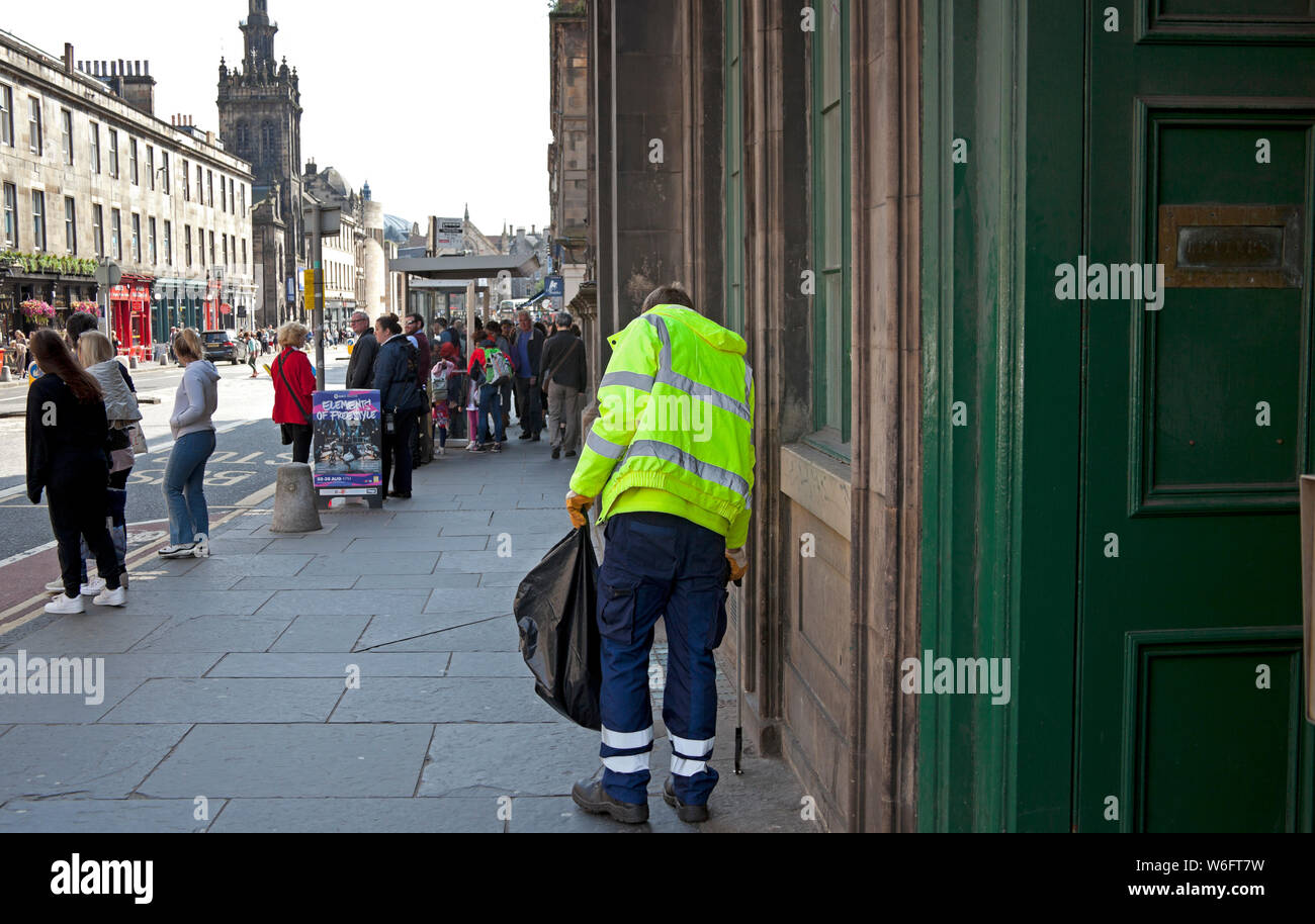 Edimburgo, Scozia, Regno Unito. 1 agosto 2019. 40 i servizi extra di pulizia della strada si uniranno agli attuali 37 addetti per riordinare le strade e i marciapiedi della capitale durante il periodo eccezionalmente trafficato del Festival. Fornitura di un servizio 24/7 ore su 24, 7 ore Foto Stock