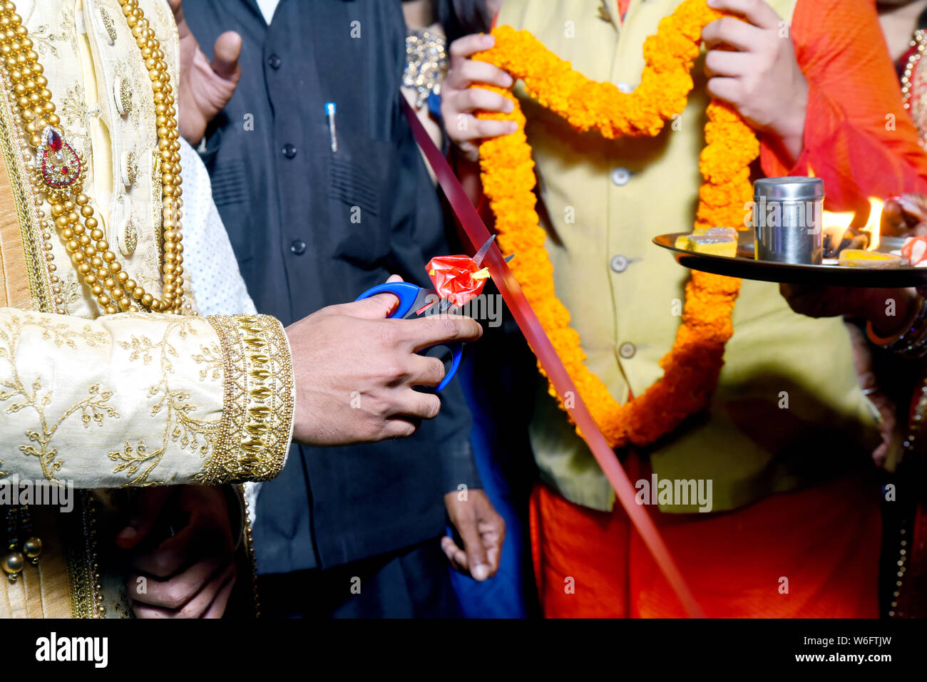 Il taglio del nastro nella Indian rituale di nozze Cerimonia di benvenuto Foto Stock Il taglio del nastro nella Indian rituale di nozze Cerimonia di benvenuto Foto Stock