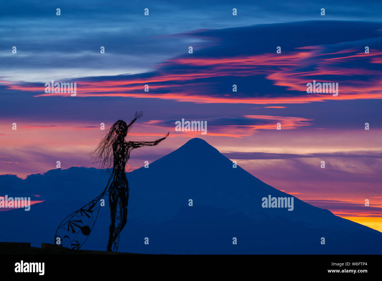 Colpo di zoom della bellissima alba colori sulla riva del Lago Llanquihue con il unmistaken vulcano Osorno in background Foto Stock