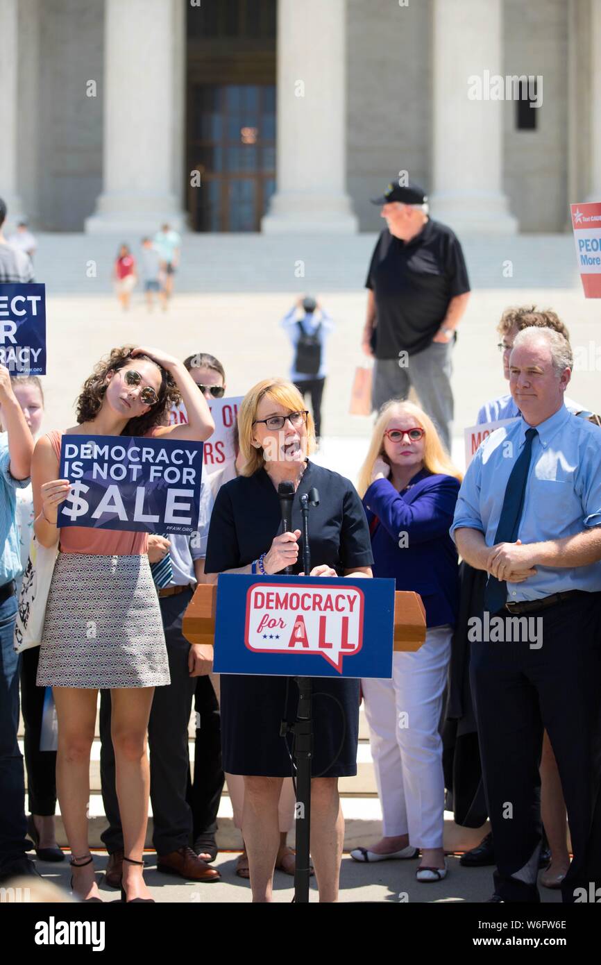 Stati Uniti Il senatore Kyrsten Sinema dell Arizona risolve un rally al di fuori della Corte suprema per sostenere la democrazia per tutti' emendamento Luglio 30, 2019 a Washington D.C. L'emendamento impedirebbe alle aziende di avere gli stessi diritti di libera espressione come singoli cittadini. Foto Stock