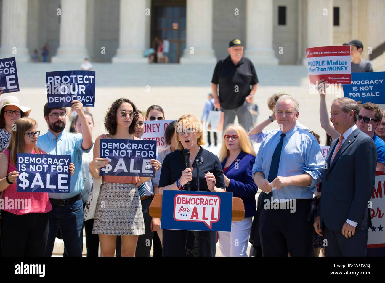 Stati Uniti Il senatore Kyrsten Sinema dell Arizona risolve un rally al di fuori della Corte suprema per sostenere la democrazia per tutti' emendamento Luglio 30, 2019 a Washington D.C. L'emendamento impedirebbe alle aziende di avere gli stessi diritti di libera espressione come singoli cittadini. Foto Stock