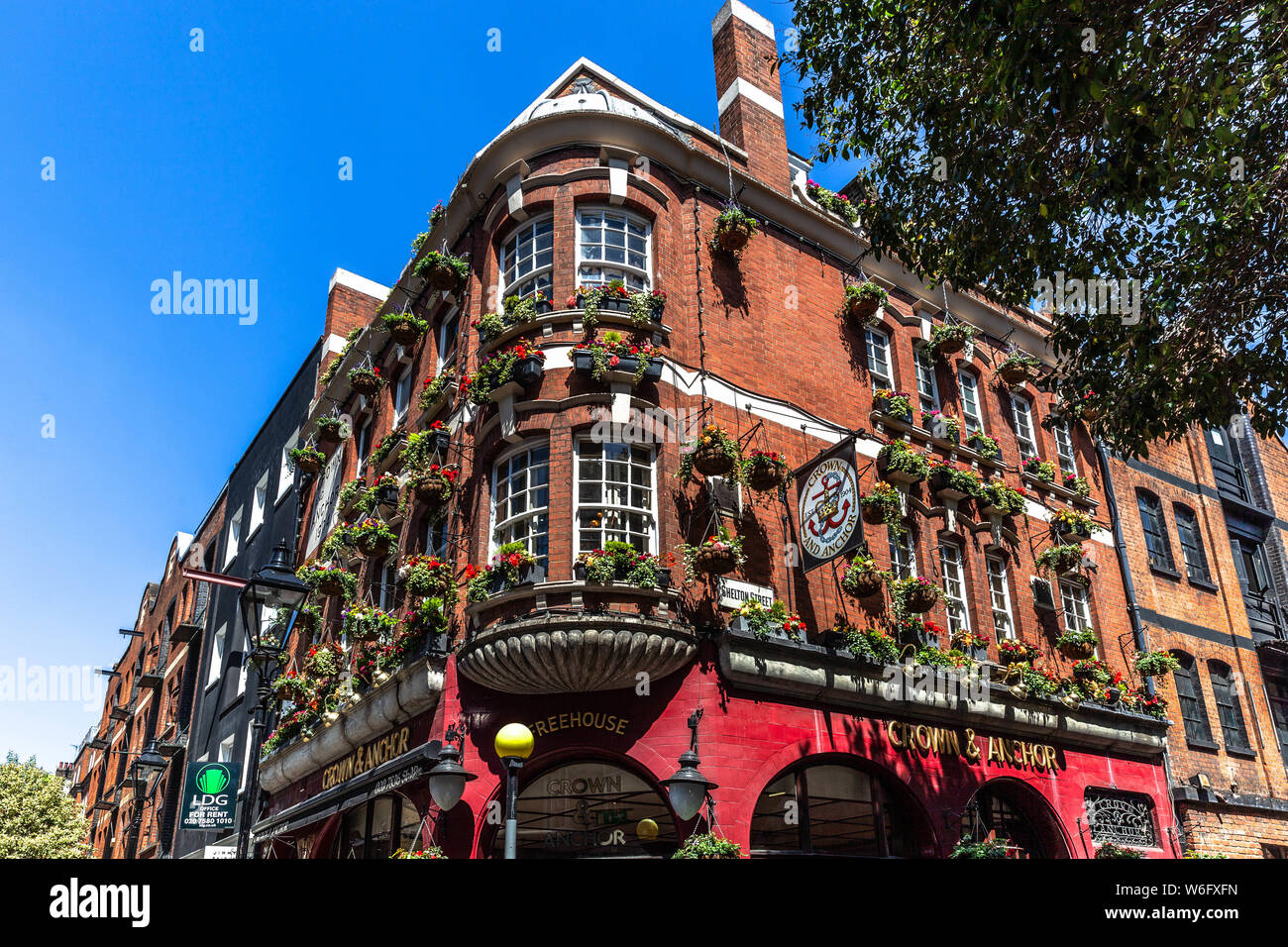 Il Crown & Anchor Pub esterno, Covent Garden, London, WC2H, Inghilterra, Regno Unito. Foto Stock