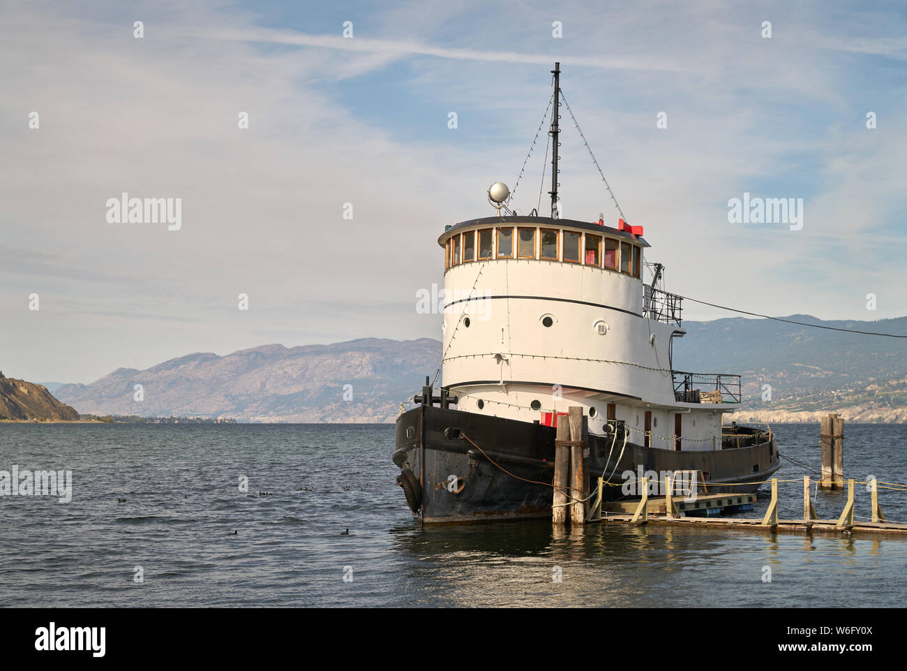 Lago Okanagan Heritage rimorchiatore a traino. Il CN n. 6 rimorchiatore a traino, ormeggiata proprio offshore sul Lago Okanagan, è una delle navi in navigazione patrimonio Marine Park. Foto Stock