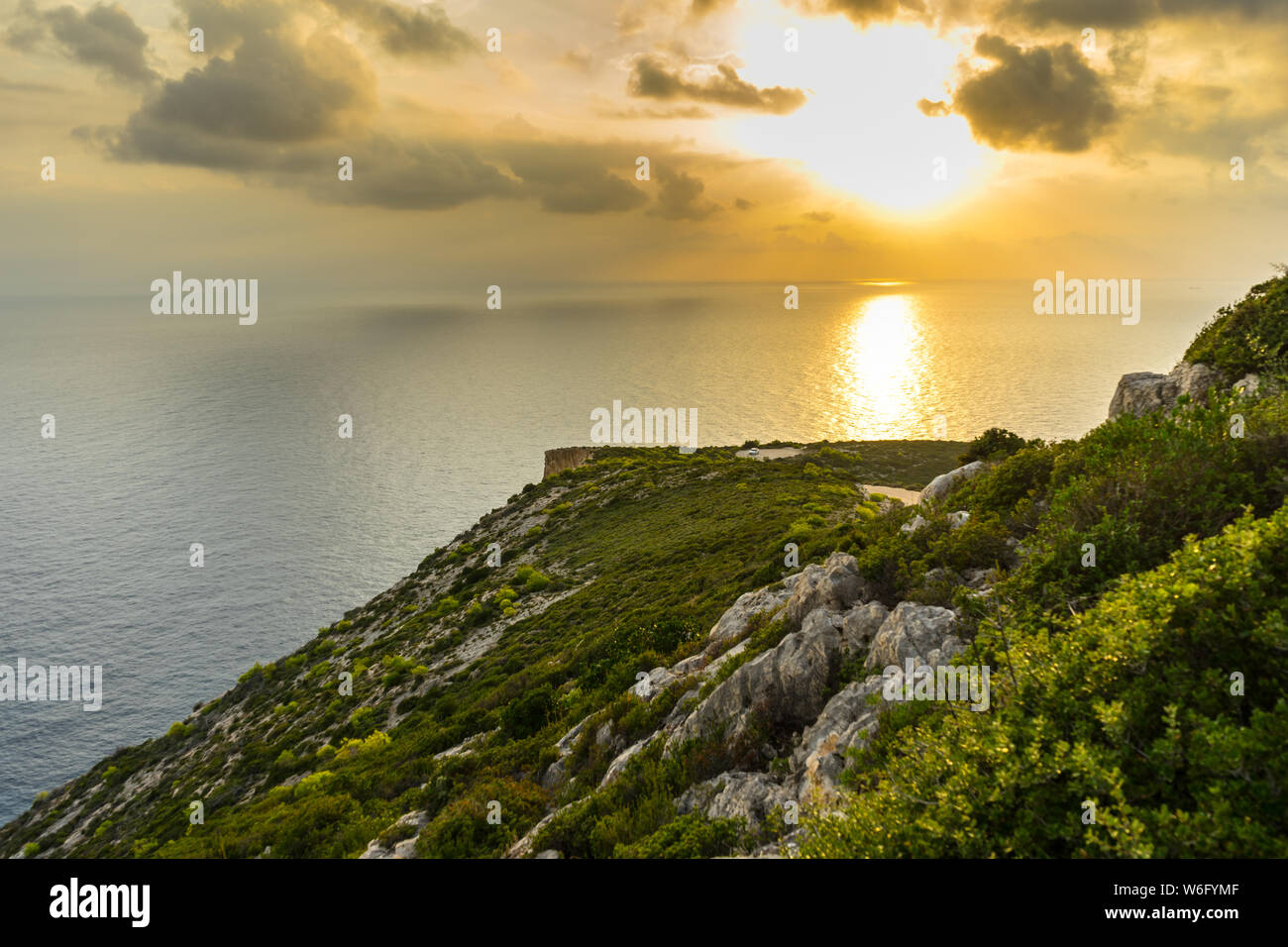 Grecia ZANTE, paesaggio a capo Skinari nel fantastico arancione tramonto sky light Foto Stock